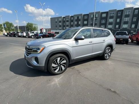 Used 2025 Volkswagen Atlas SE AWD/4WD image 4