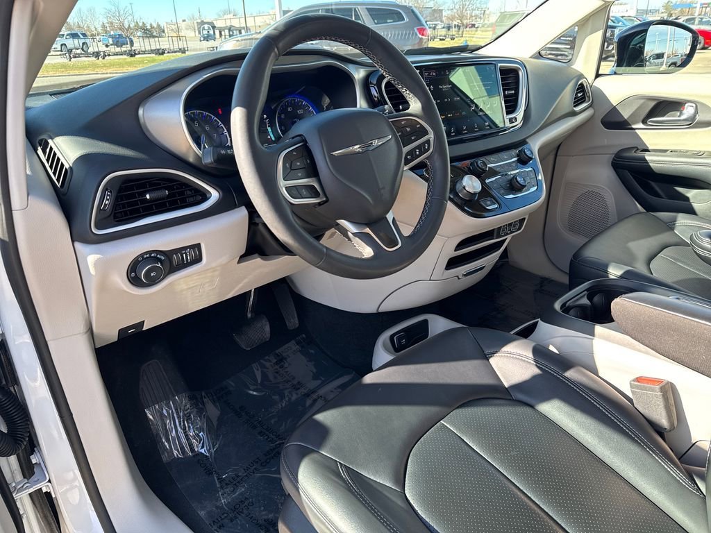 Used 2024 Chrysler Pacifica Touring-L FWD image 10