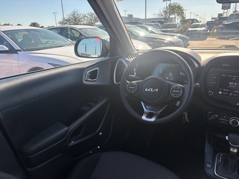 Used 2025 Kia Soul LX w/ LX Technology Package FWD image 31