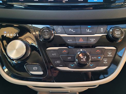 Used 2024 Chrysler Pacifica Touring-L image 13