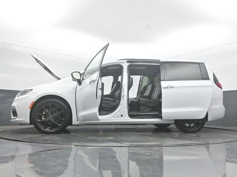 Used 2025 Chrysler Pacifica Limited FWD image 68
