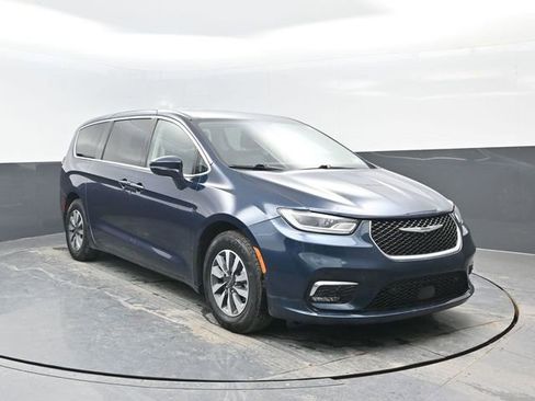 Used 2022 Chrysler Pacifica Touring-L w/ Uconnect Theater Family Group image 2