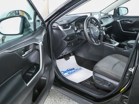 Used 2022 Toyota RAV4 XLE FWD image 3