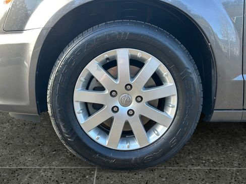Used 2016 Chrysler Town & Country Touring FWD image 4