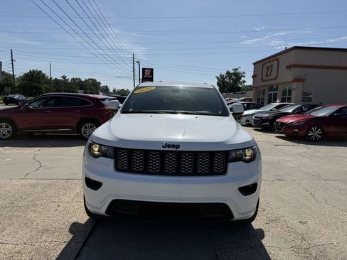 Used 2022 Jeep Grand Cherokee Laredo X AWD/4WD image 2
