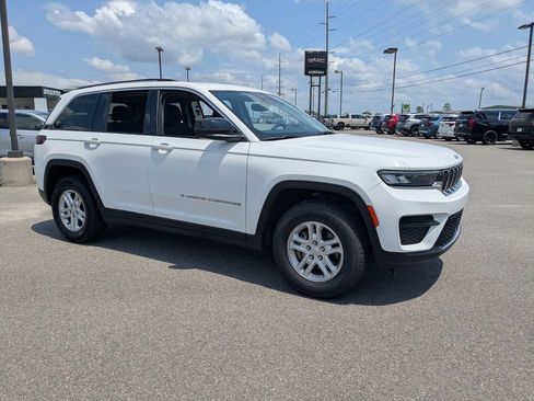 Used 2023 Jeep Grand Cherokee Laredo RWD image 2