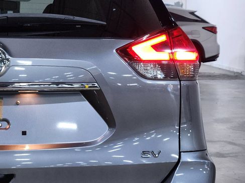 Used 2017 Nissan Rogue SV FWD image 22