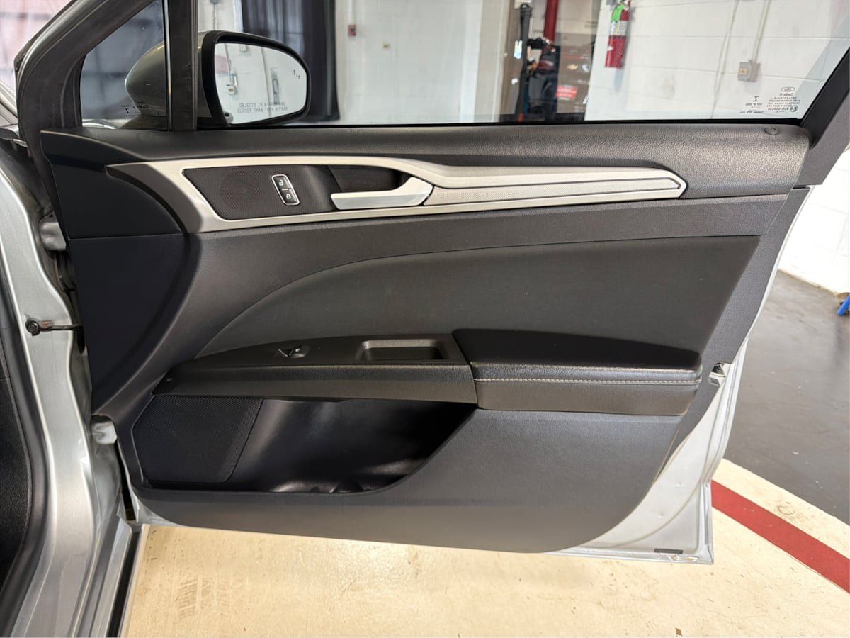 Used 2020 Ford Fusion SE AWD/4WD image 26