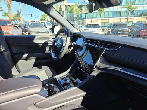 New 2025 Jeep Grand Cherokee L Laredo image 28