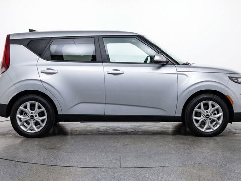 Used 2025 Kia Soul LX w/ LX Technology Package FWD image 11