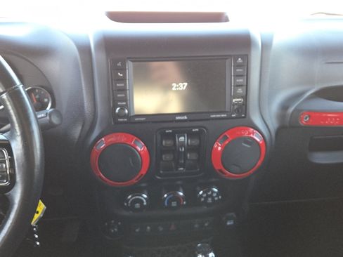 Used 2013 Jeep Wrangler Unlimited Rubicon w/ Max Tow Pkg image 25