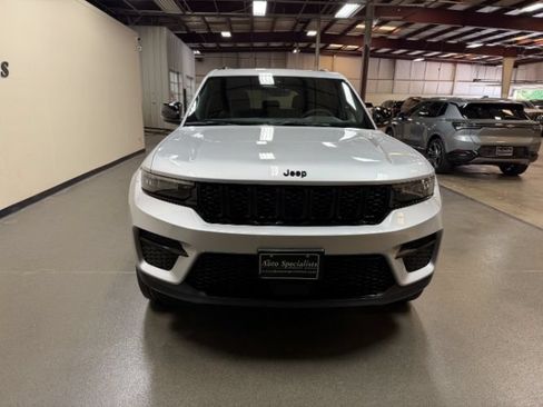 Used 2025 Jeep Grand Cherokee Altitude AWD/4WD image 8