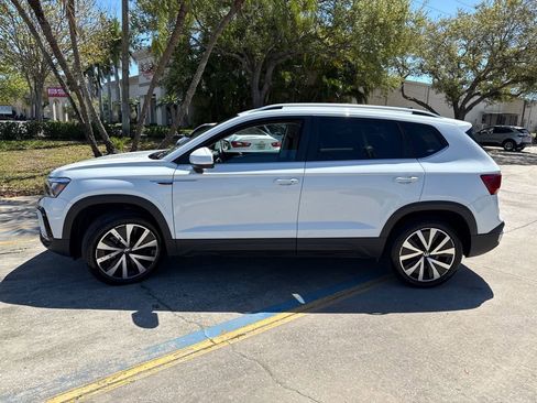 Used 2024 Volkswagen Taos SE image 17