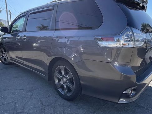 Used 2015 Toyota Sienna SE FWD image 4