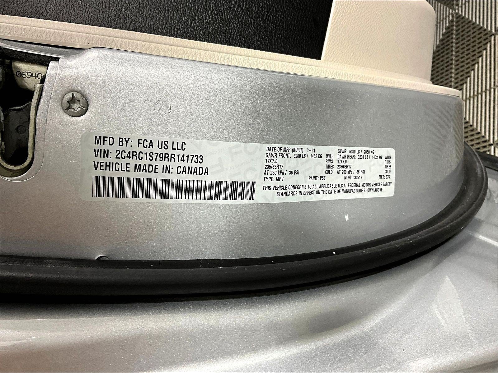 Used 2024 Chrysler Pacifica Limited FWD image 19