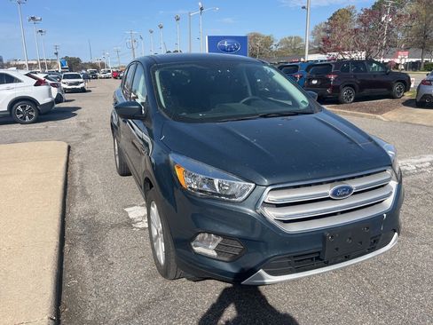Used 2019 Ford Escape SE image 2