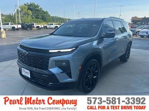 Used 2025 Chevrolet Traverse RS w/ LPO, Floor Liner Package AWD/4WD image 7