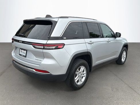 Used 2024 Jeep Grand Cherokee Laredo RWD image 4