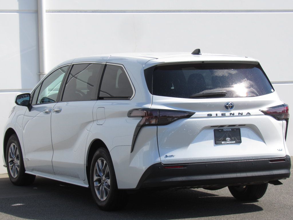 Used 2025 Toyota Sienna XLE FWD image 5