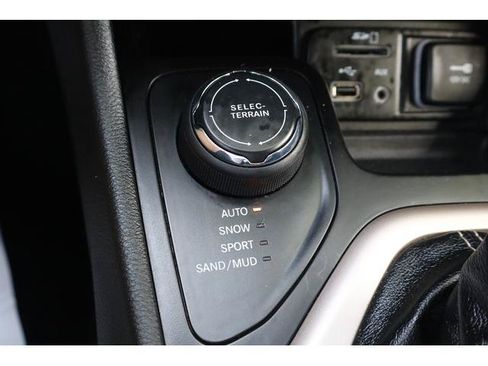 Used 2015 Jeep Cherokee Latitude w/ Cold Weather Group AWD/4WD image 13