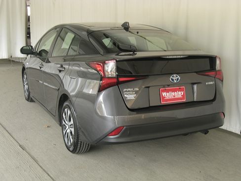 Used 2021 Toyota Prius LE image 22