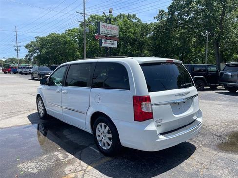 Used 2014 Chrysler Town & Country Touring FWD image 7