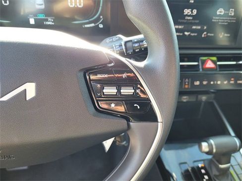 Used 2025 Kia Niro LX image 21