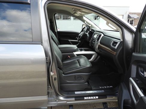 Used 2018 Nissan Titan SL w/ Chrome Package AWD/4WD image 28