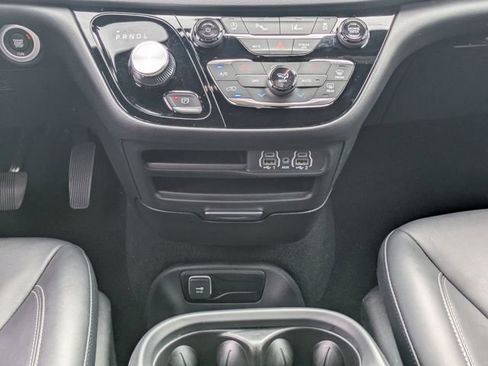 Used 2025 Chrysler Pacifica Select FWD image 22