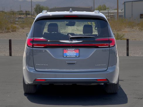 Used 2022 Chrysler Pacifica Limited FWD image 4