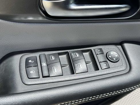 Used 2023 Chrysler Pacifica Touring-L FWD image 8