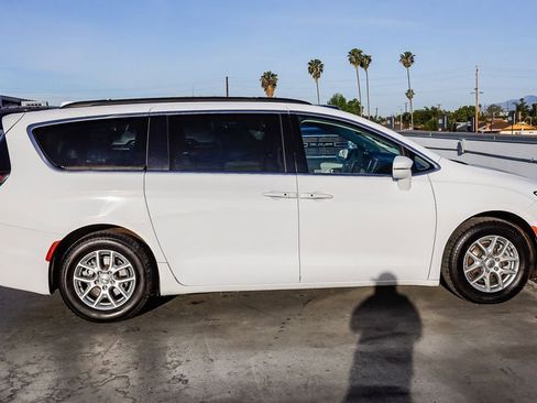 Used 2022 Chrysler Pacifica Touring-L FWD image 13