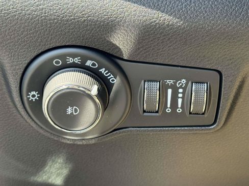 Used 2025 Jeep Compass Limited w/ Sun & Sound Group AWD/4WD image 19
