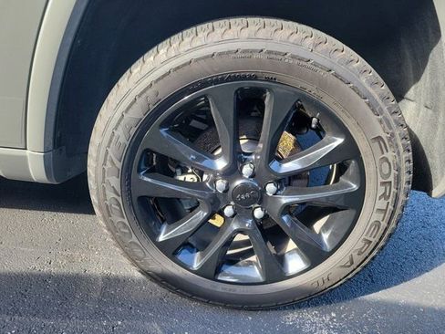 Used 2022 Jeep Grand Cherokee Laredo X RWD image 5