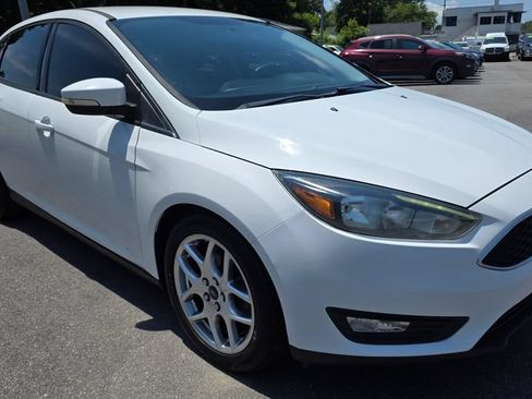 Used 2015 Ford Focus SE w/ Equipment Group 201A FWD image 3