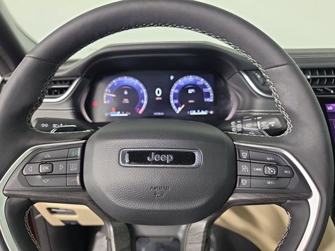 Used 2025 Jeep Grand Cherokee Limited w/ Black Appearance Package RWD image 12