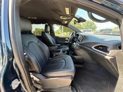 Used 2025 Chrysler Pacifica Select FWD image 10