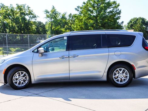 Used 2021 Chrysler Pacifica Touring-L FWD image 4