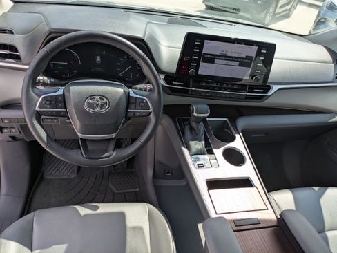 Certified 2022 Toyota Sienna XLE image 16