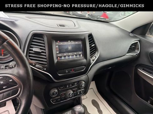 Used 2019 Jeep Cherokee Latitude Plus w/ Comfort/Convenience Group image 20