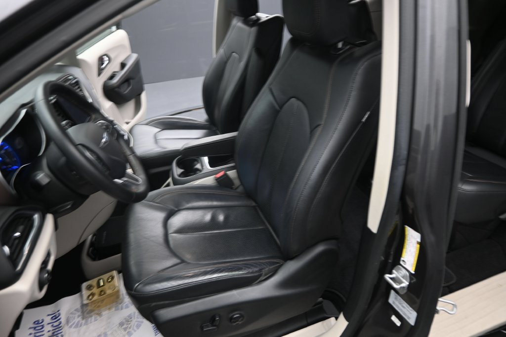 Used 2017 Chrysler Pacifica Touring-L Plus FWD image 22