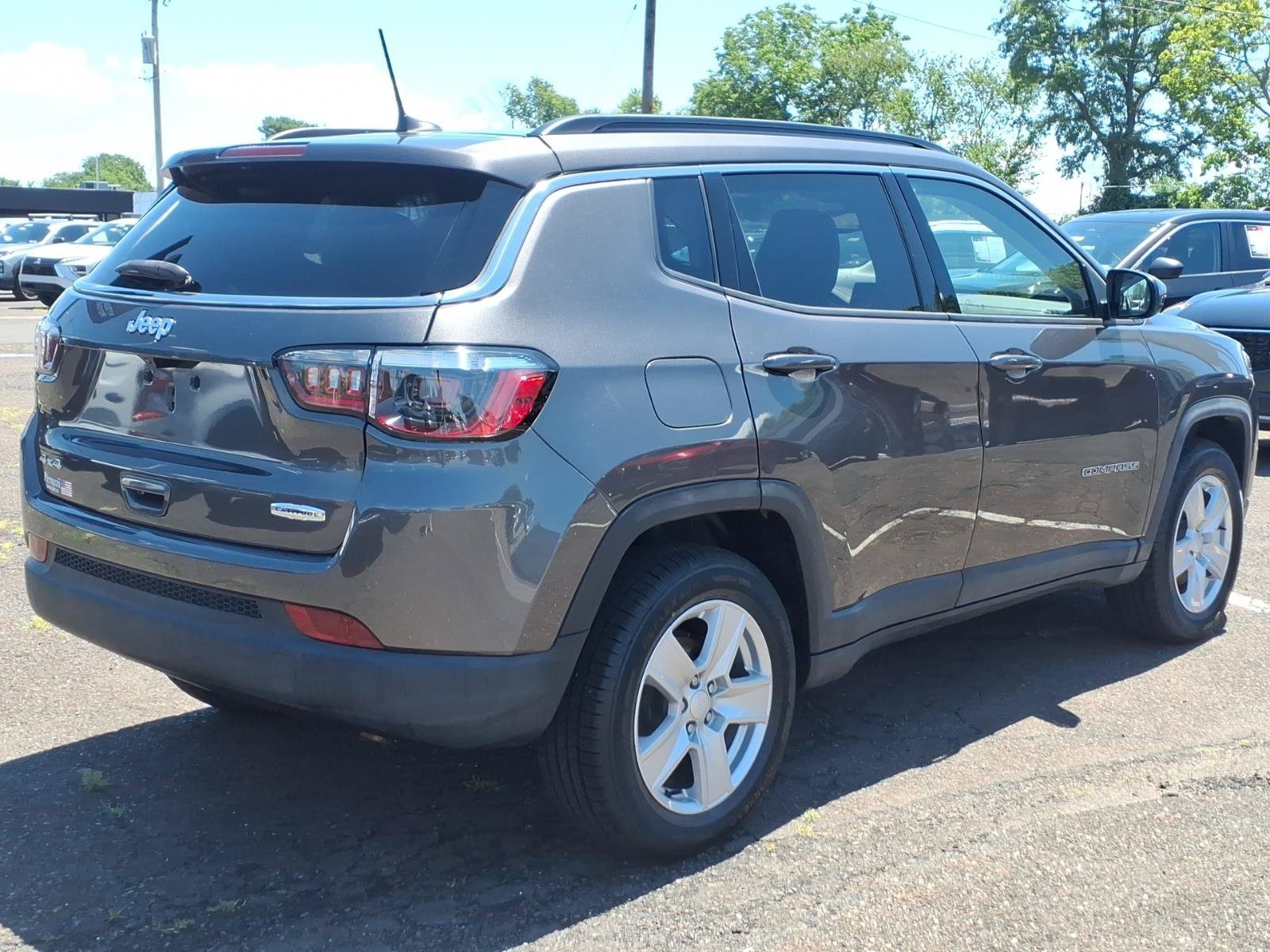 Used 2022 Jeep Compass Latitude w/ Sun and Sound Group AWD/4WD image 3