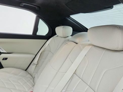 Used 2026 BMW 740i w/ Premium Package RWD image 30