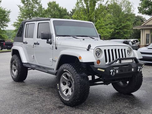 Used 2012 Jeep Wrangler Unlimited Sahara w/ Connectivity Group AWD/4WD image 5