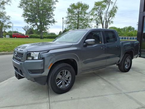 Used 2025 Nissan Frontier SV AWD/4WD image 3