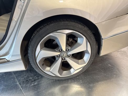 Used 2018 Honda Accord Touring image 15