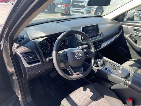 Used 2025 Nissan Rogue SV image 11