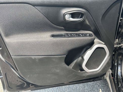 Used 2019 Jeep Renegade Latitude w/ Popular Equipment Group FWD image 17