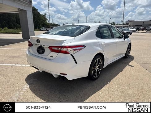 Used 2020 Toyota Camry SE FWD image 7
