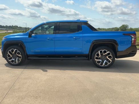 New 2025 Chevrolet Silverado EV RST image 5